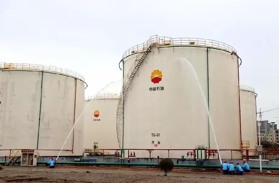 咱们国家最近突然开始大量储备石油，这操作把全世界的人都惊得合不拢嘴！国际油价现在