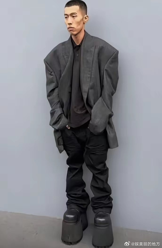 别再夸周游帅了！明明已经火了，却被一个致命问题拖了后腿，和身高、衣品完全无关。而