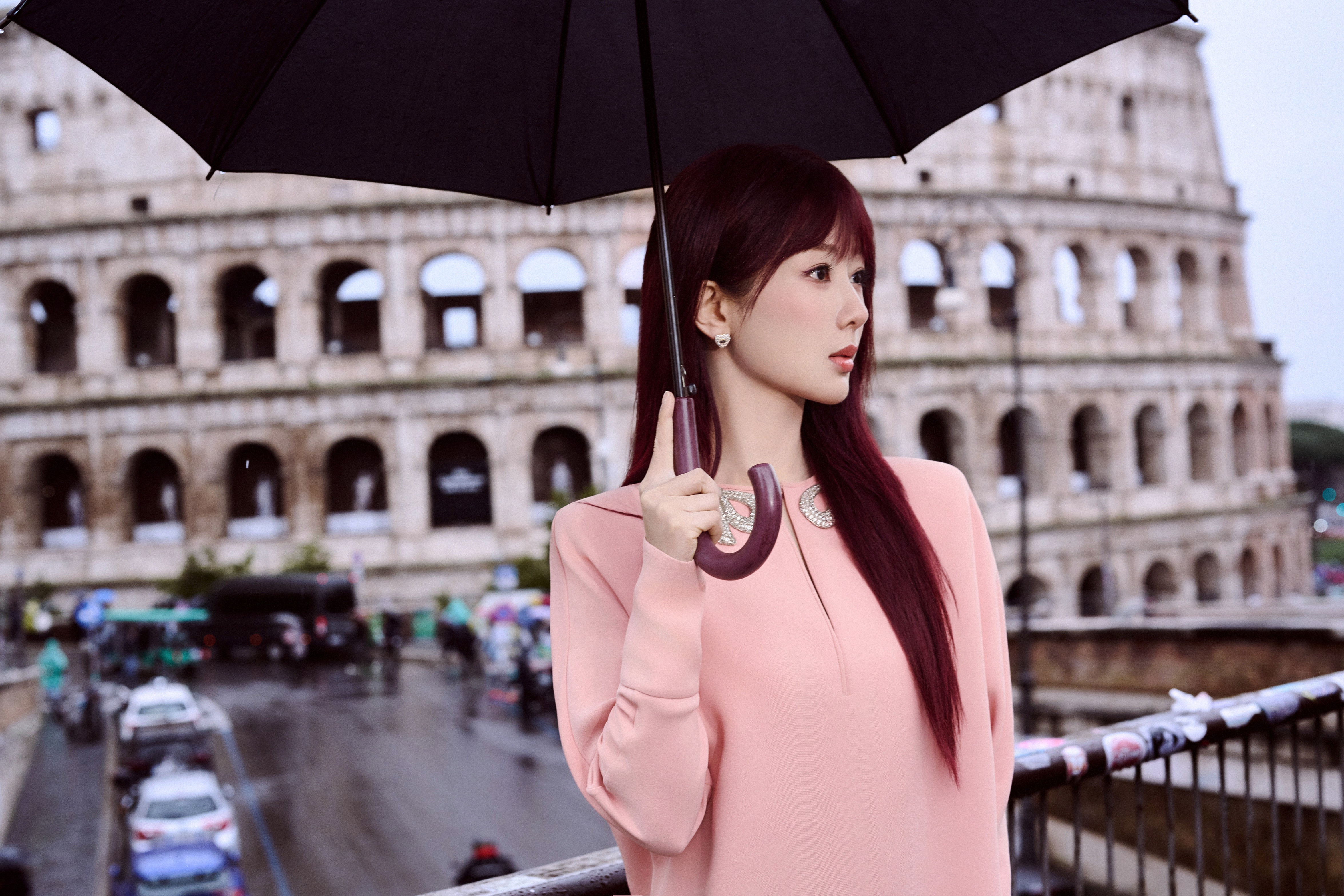 杨紫出席Valentino2026秋冬时装秀造型大片，代言人身着26早秋系列粉