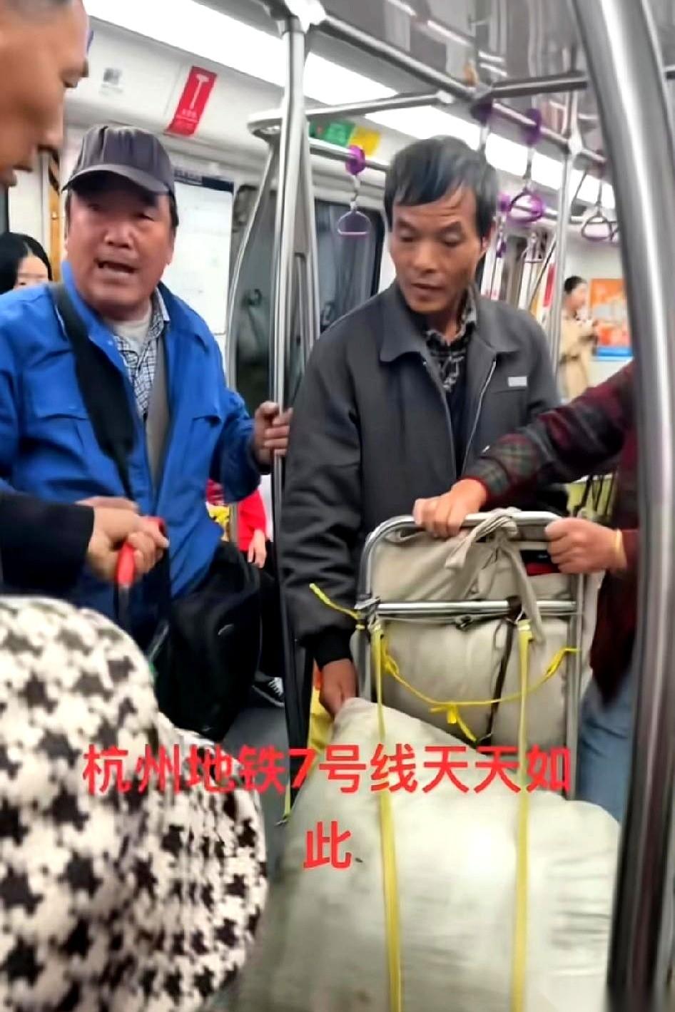 都说杭州七号线，每天早上跟打仗一样。年轻人上班挤，大爷大妈们也挤，为了门口那一