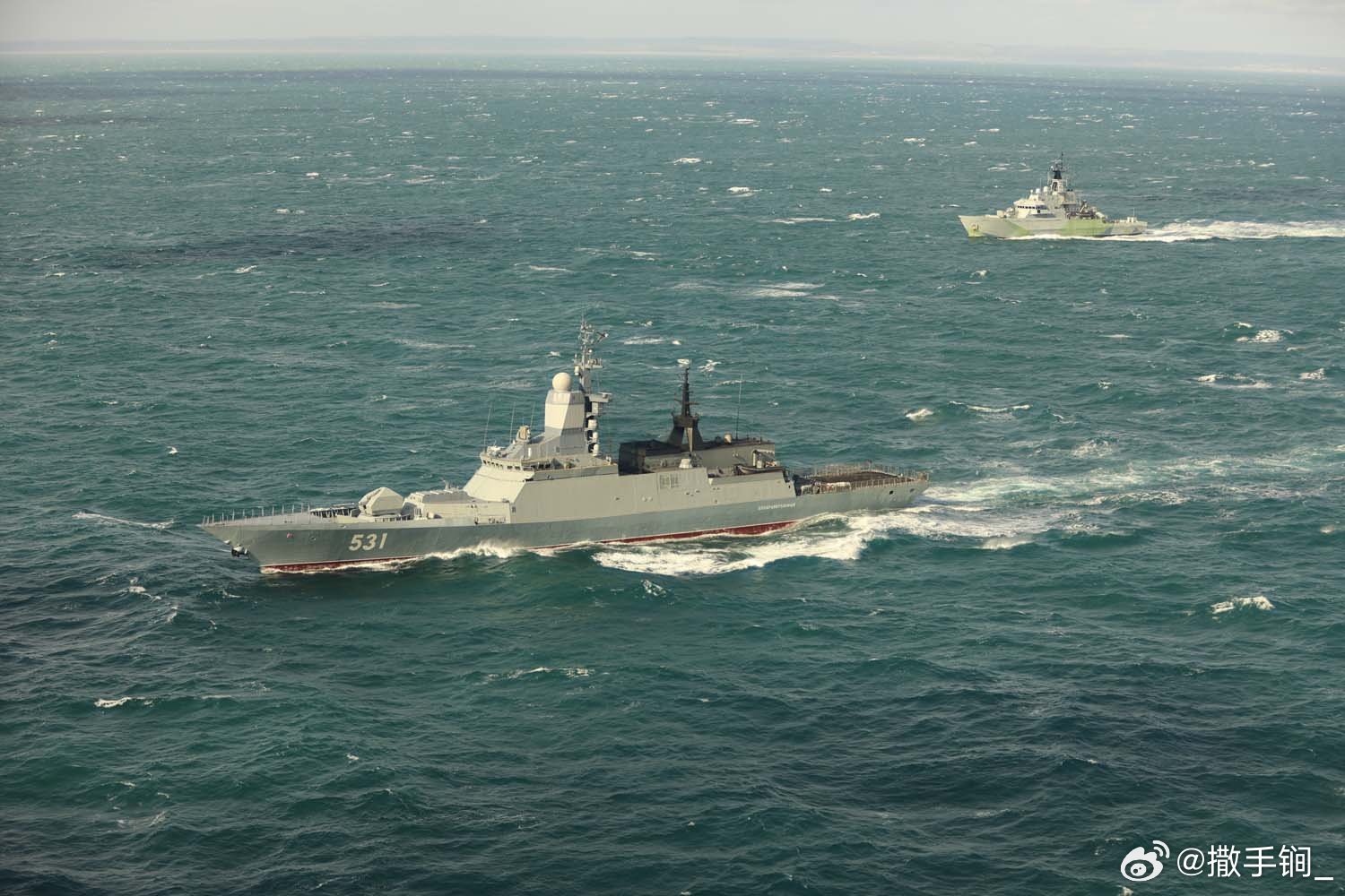 俄波罗的海舰队531“机灵”号护卫舰前天护航一艘油轮向西南方驶过英吉利海峡。外媒