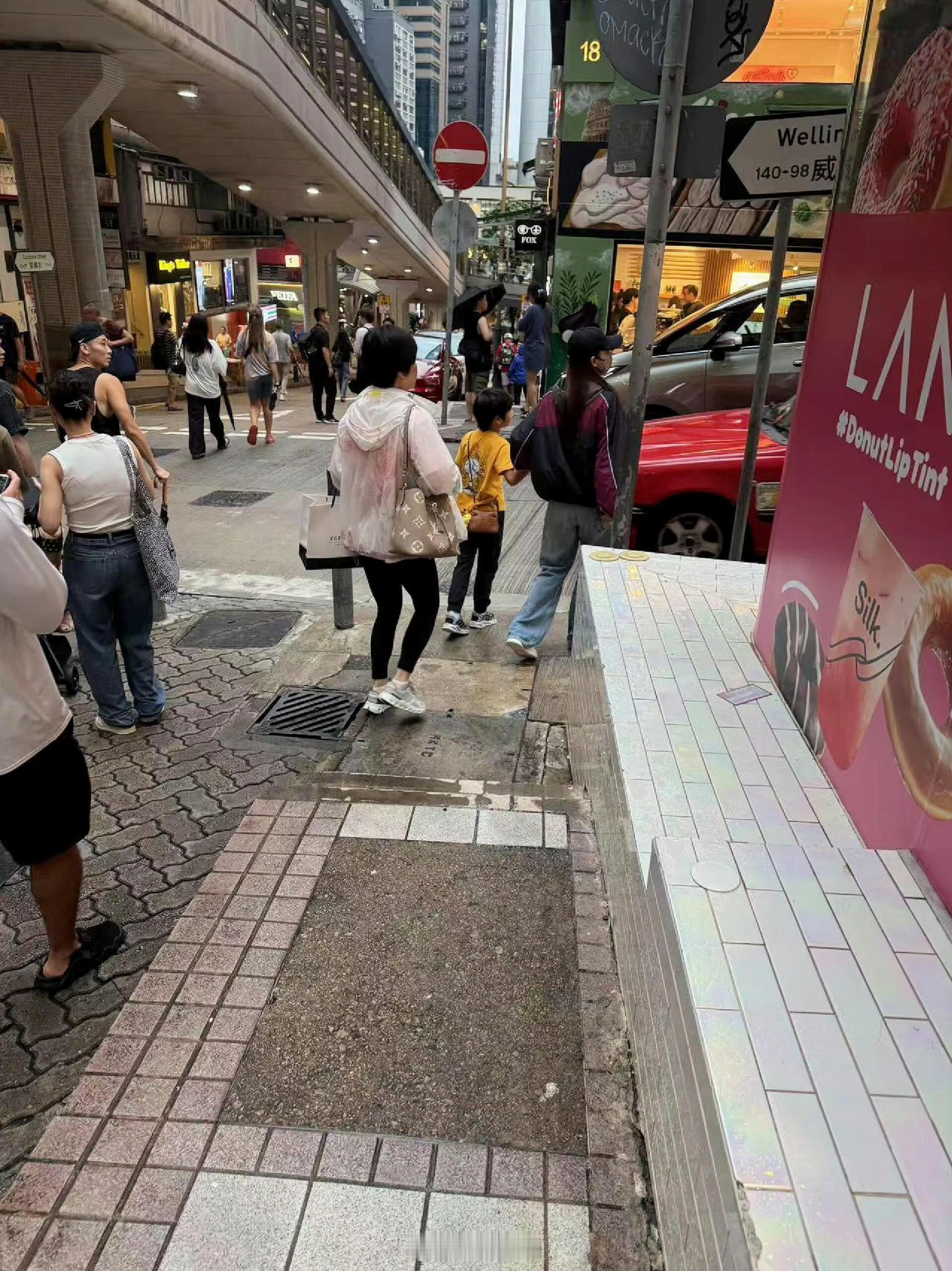 香港偶遇angelababy小海绵你好我红眼病犯了，能不能让我也偶遇一下baby