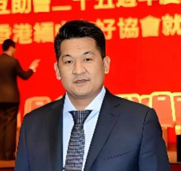 佘智江吓尿了！早知今日何必当初！佘智江下飞机时腿都软了。在泰国时还穿着