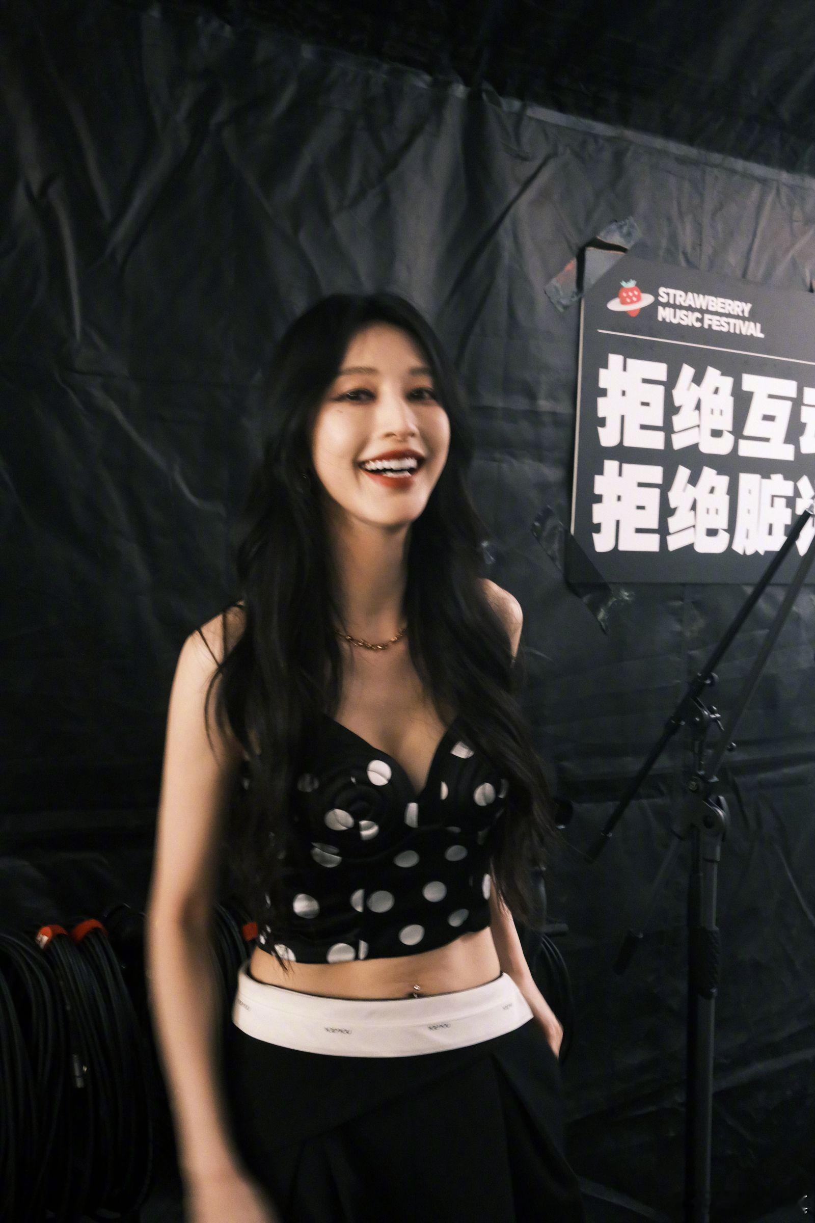 张俪波点吊带浅露小蛮腰