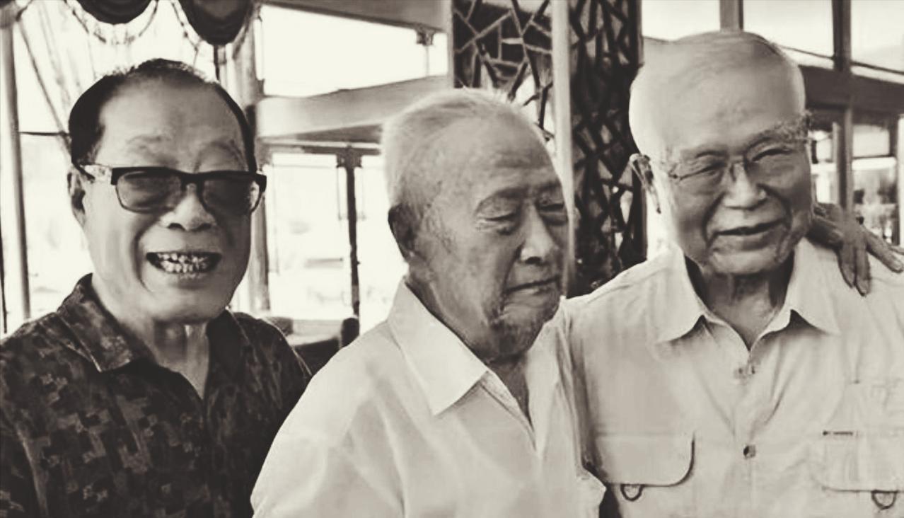 上世纪80年代的一天，伴随着雷声阵阵，沈阳军区后勤部兵工厂被湮没在雨幕中。车间变