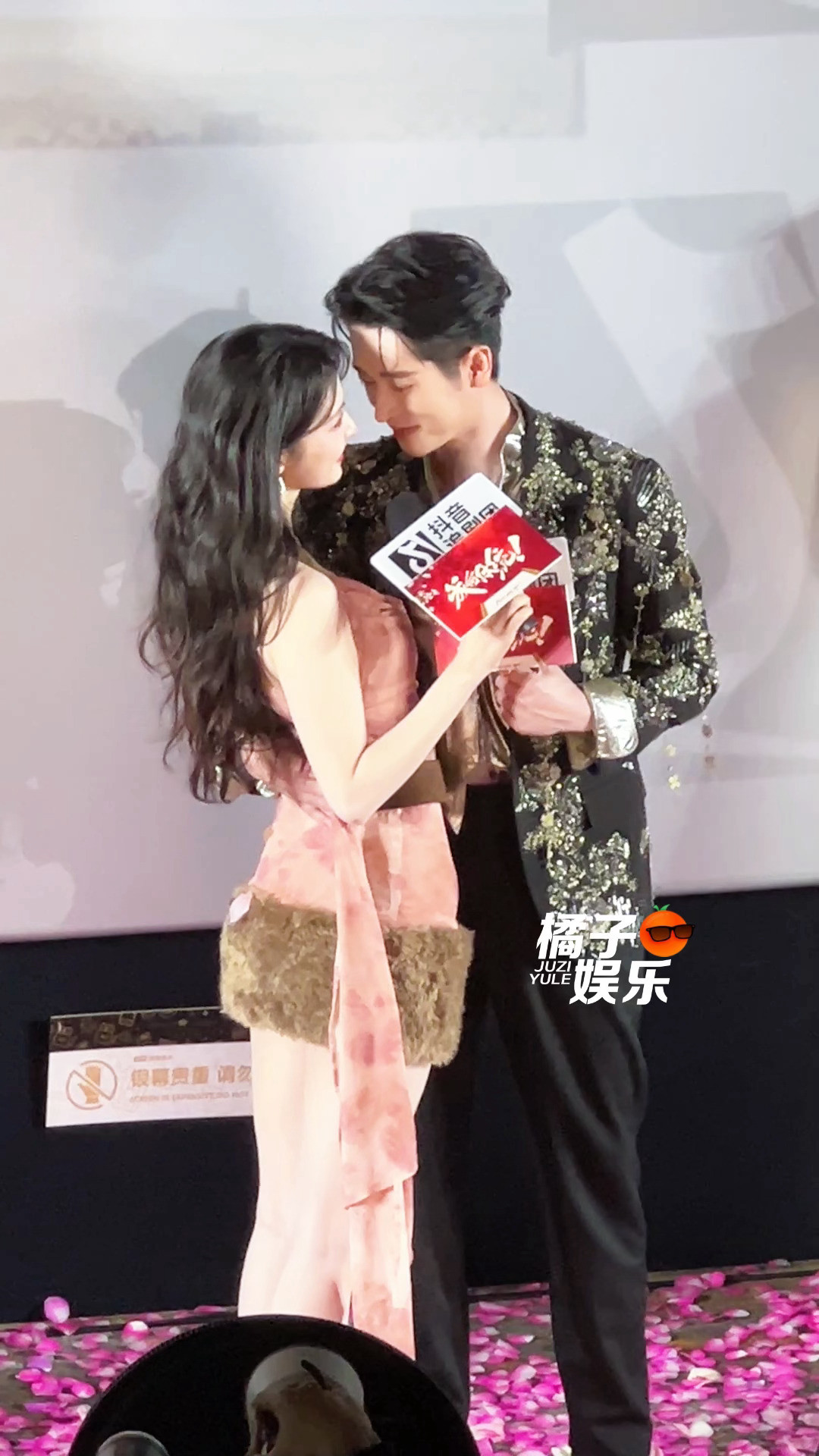 来看王楚然丞磊互换身份啊啊啊啊啊啊丞磊演妖妃把王楚然笑的直不起腰了🤣🤣🤣丞