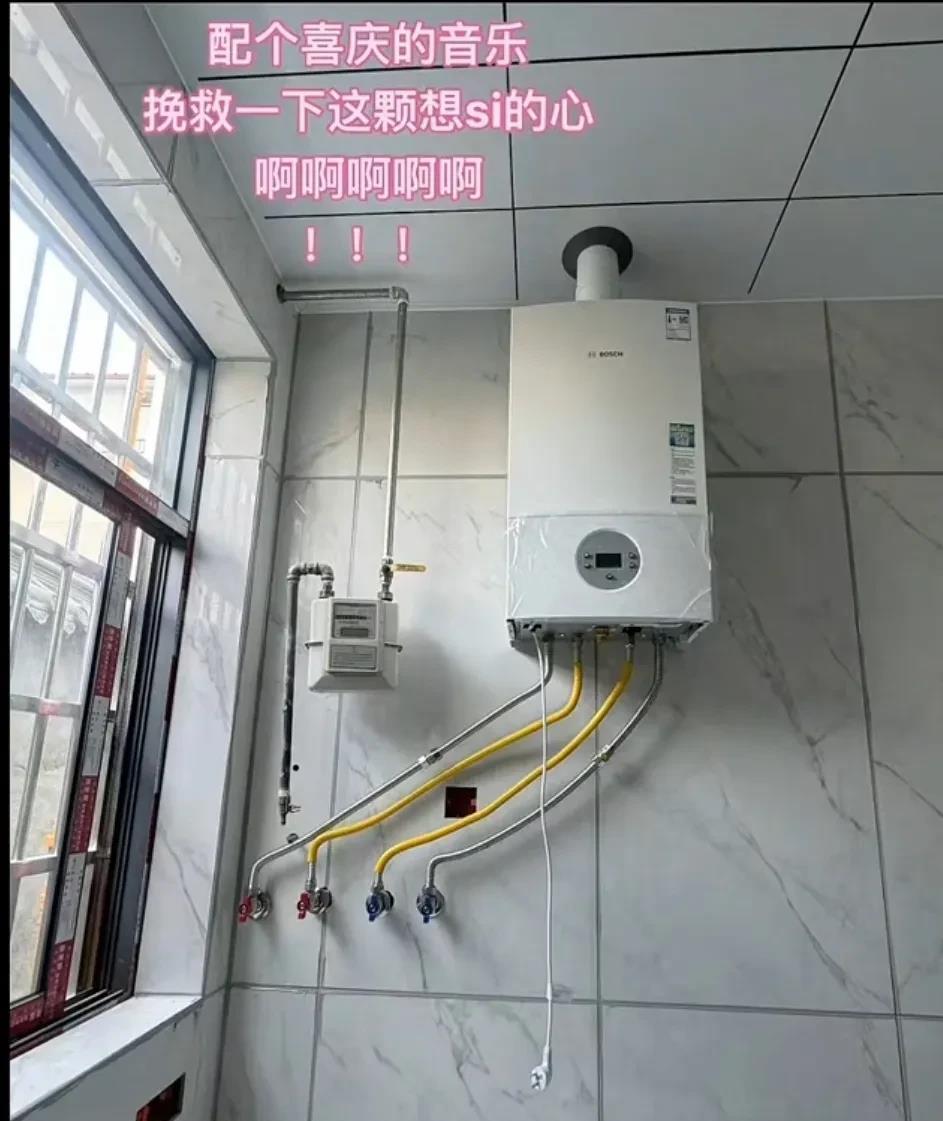热水器装成这样，怨谁呢？我认为与热水器安装工关系不大，你认为呢？