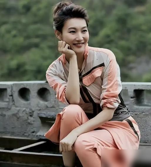 李梓萌突然“消失”俩月，给央视卖命20年零差错，结果被新人直接端了饭碗？一