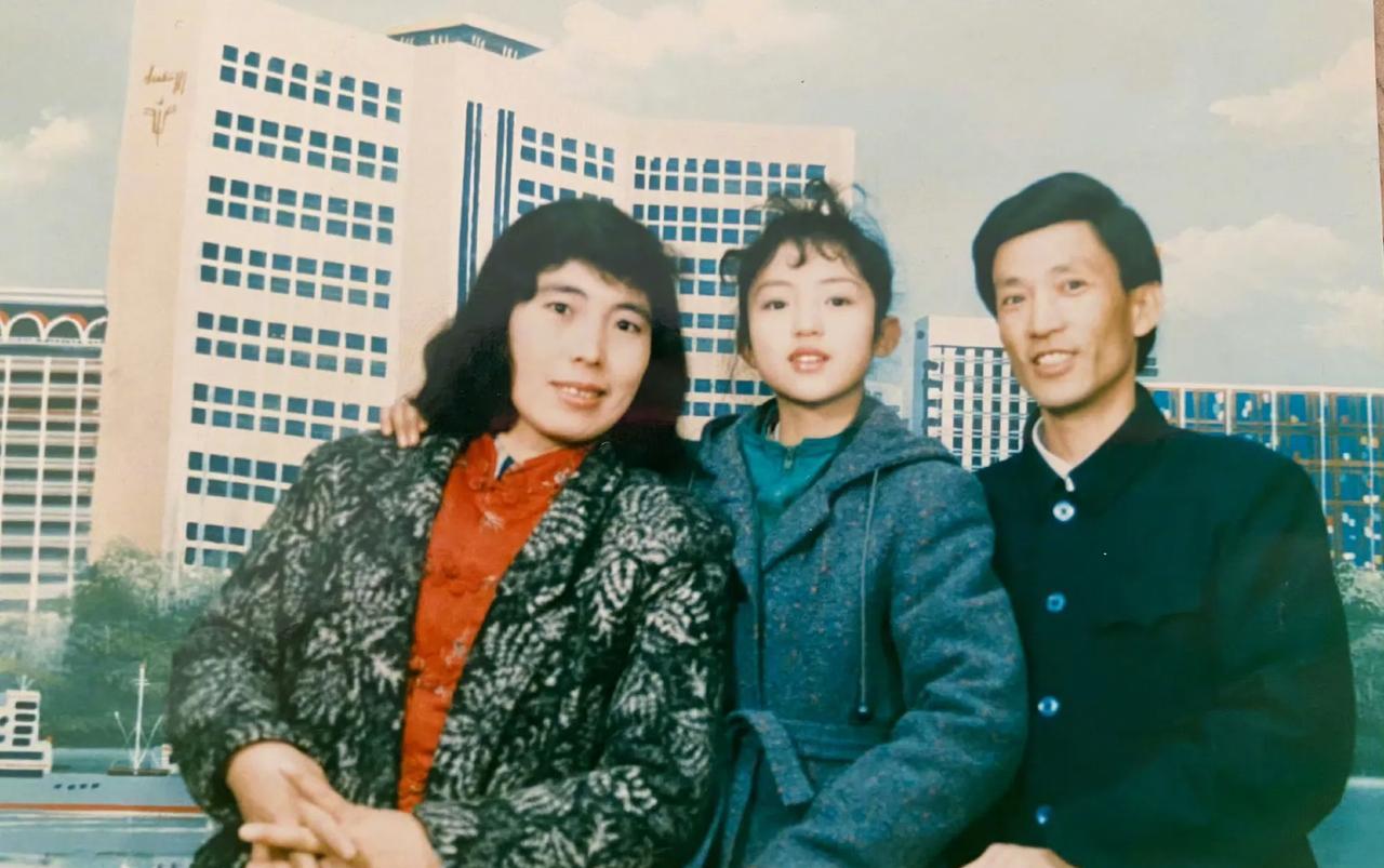 董璇从小到大都很幸运，她前40年的人生很顺利，简直是人生赢家。独生女的从小就被