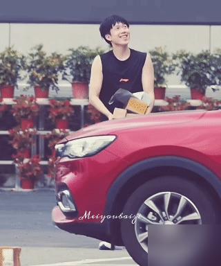 王楚钦猛地一回头，整片天空竟然瞬间亮了。你绝对想象不到，大番在楼上扯着嗓子