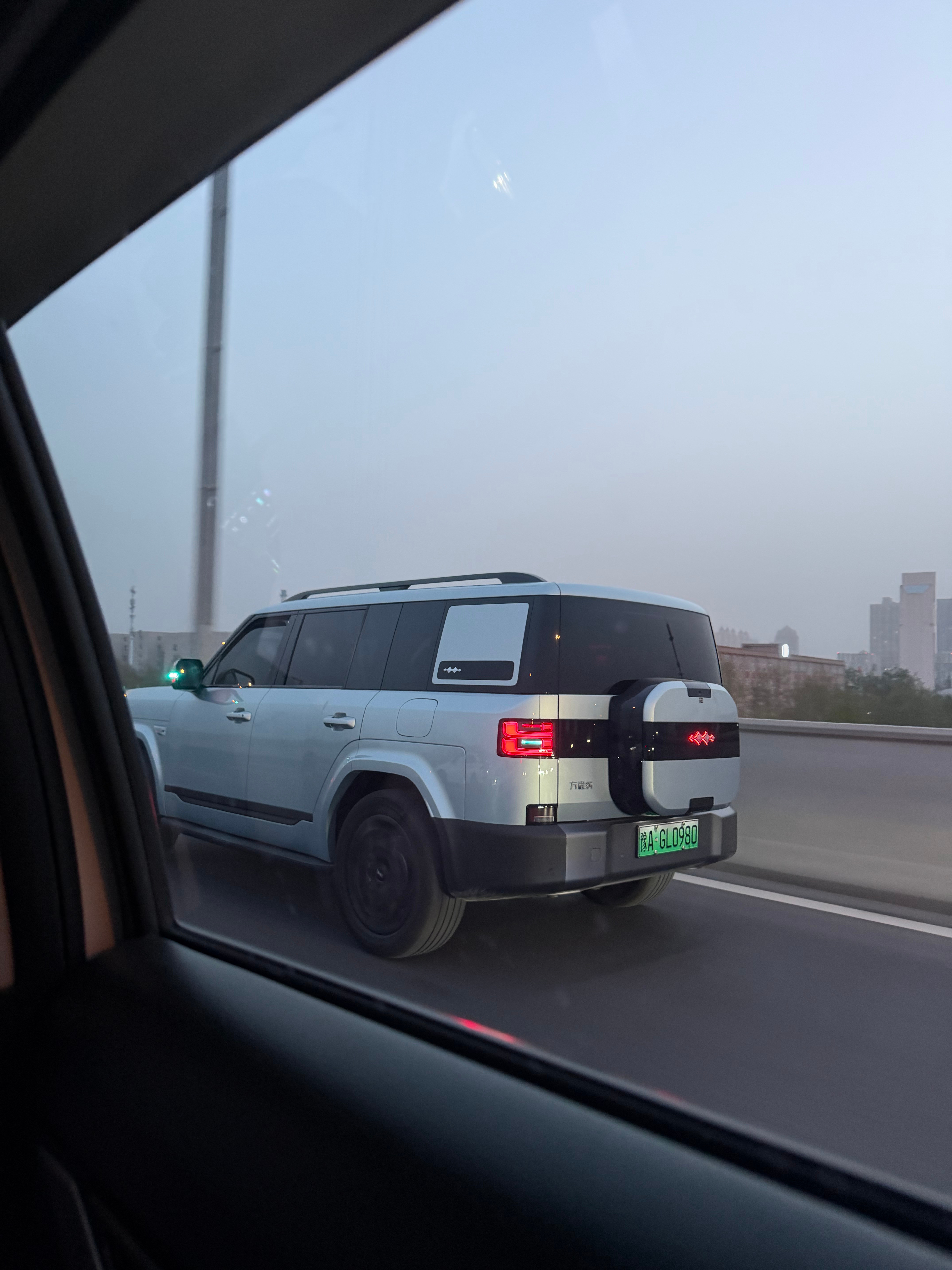 方程豹钛7的能见度越来越高了。每次在路上看到这车，都忍不住多看几眼，真的帅。