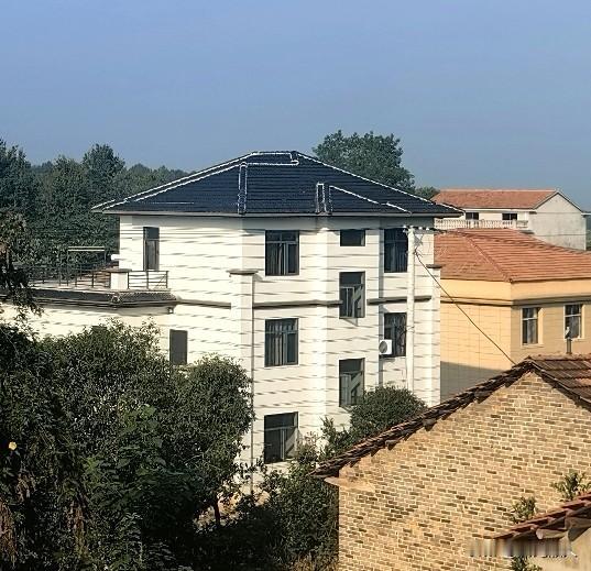回村发现开好车住豪宅的都是一些苦逼族，蔸里面真没几个钱，有可能还欠一屁股债。隔