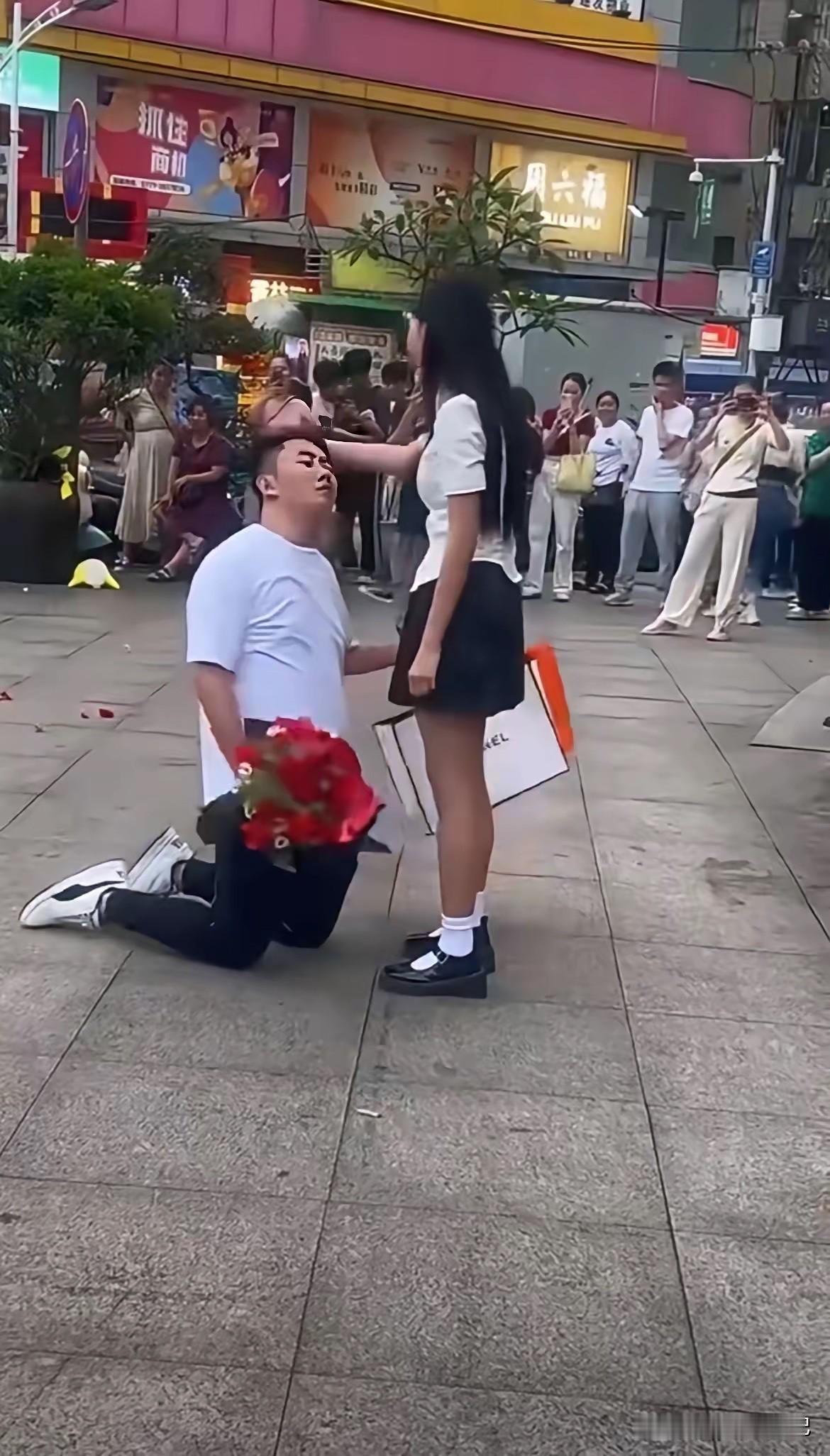 男子看起来挺帅气的，干嘛要这么卑微啊！