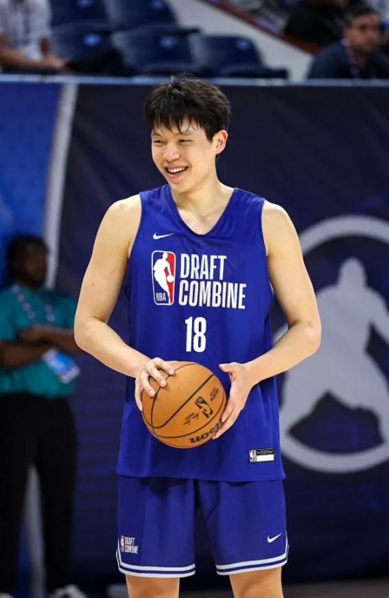杨瀚森第二场比赛疲态尽显。NBA夏季联赛开拓者vs灰熊，截止上半场，杨瀚森5投3