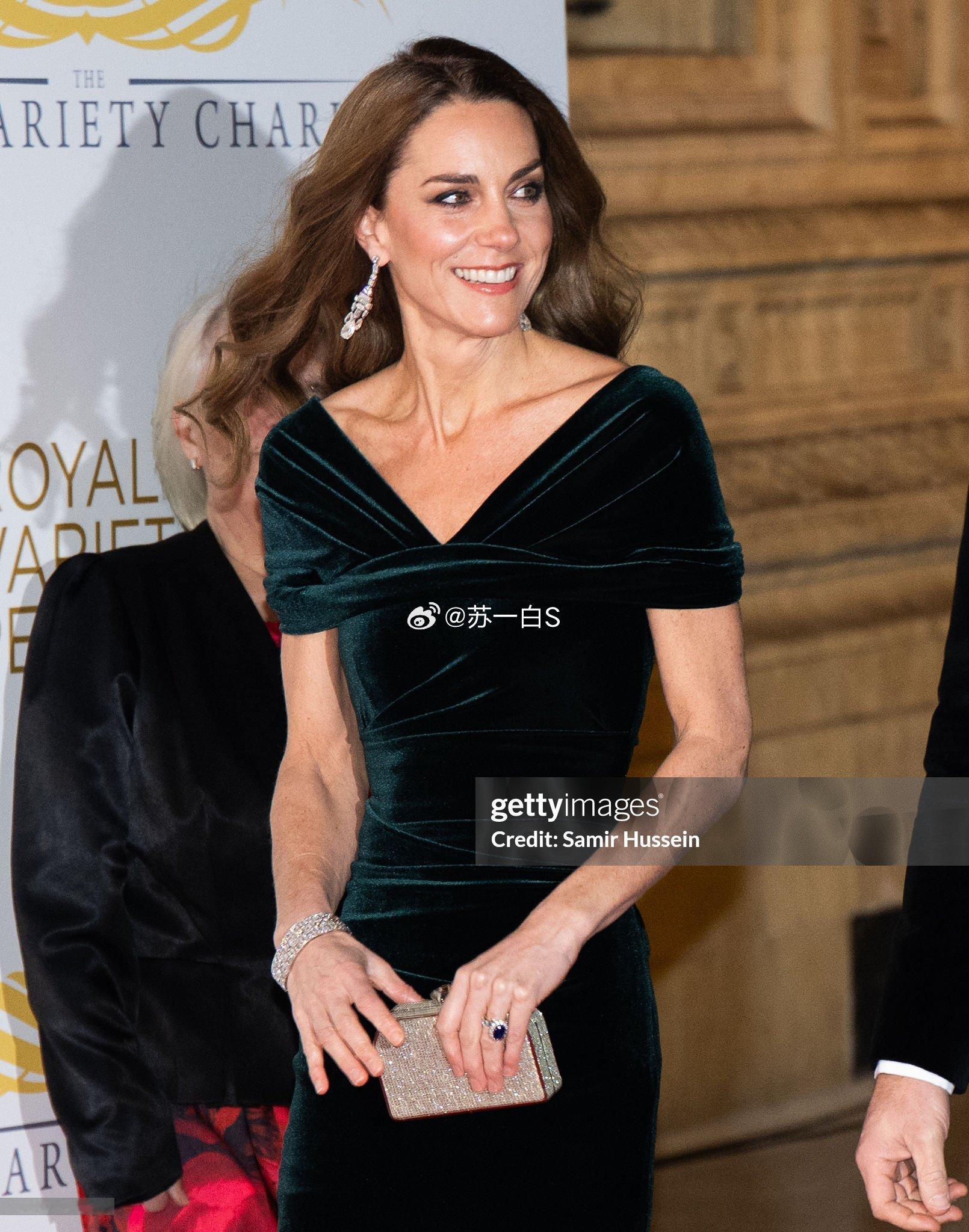 凯特在伦敦皇家阿尔伯特音乐厅观看皇家综艺演出的这套look👇👗是由Talbo