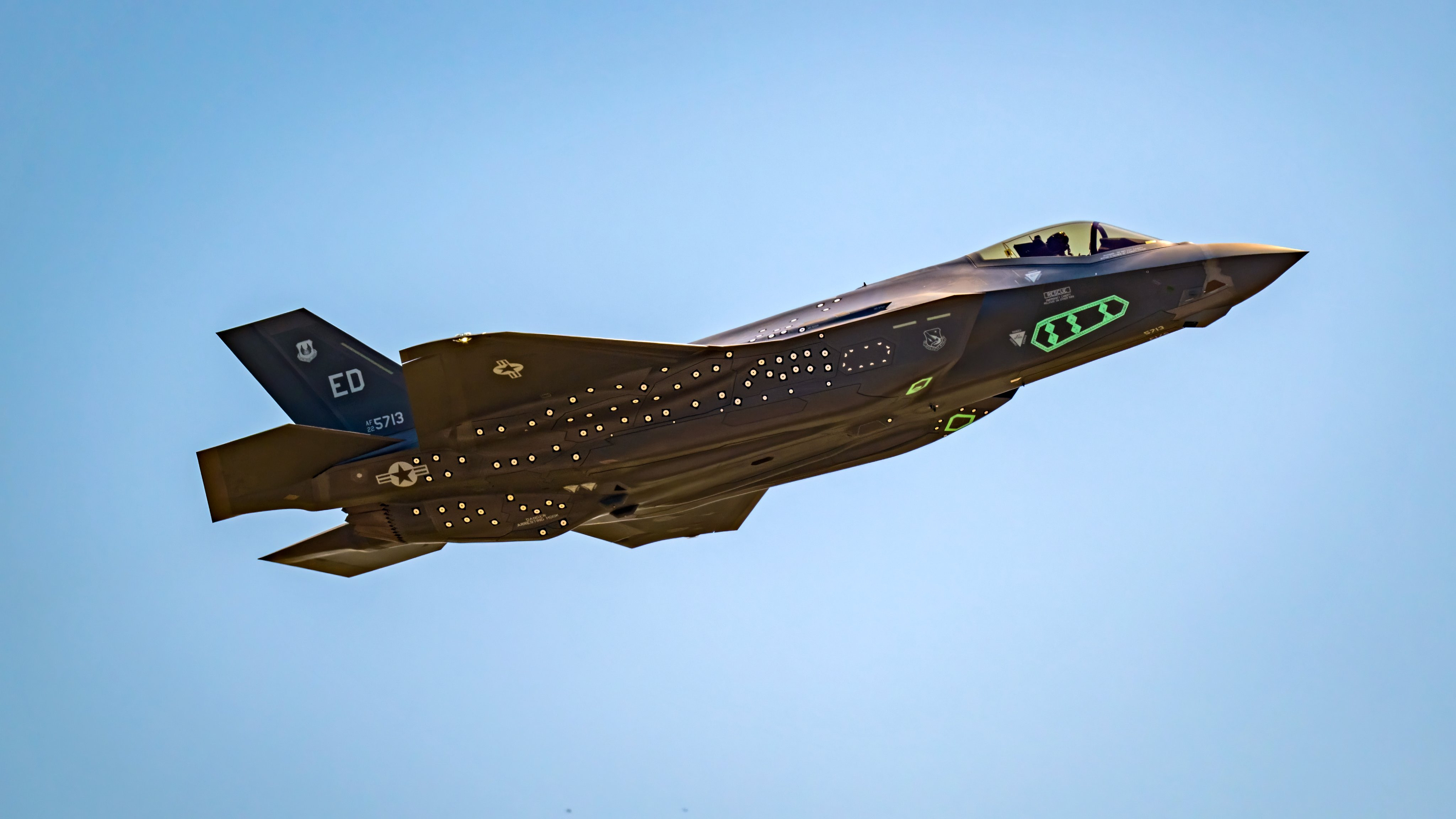 一架不太一样的F-35从沃斯堡出发飞抵爱德华兹空军基地​​​