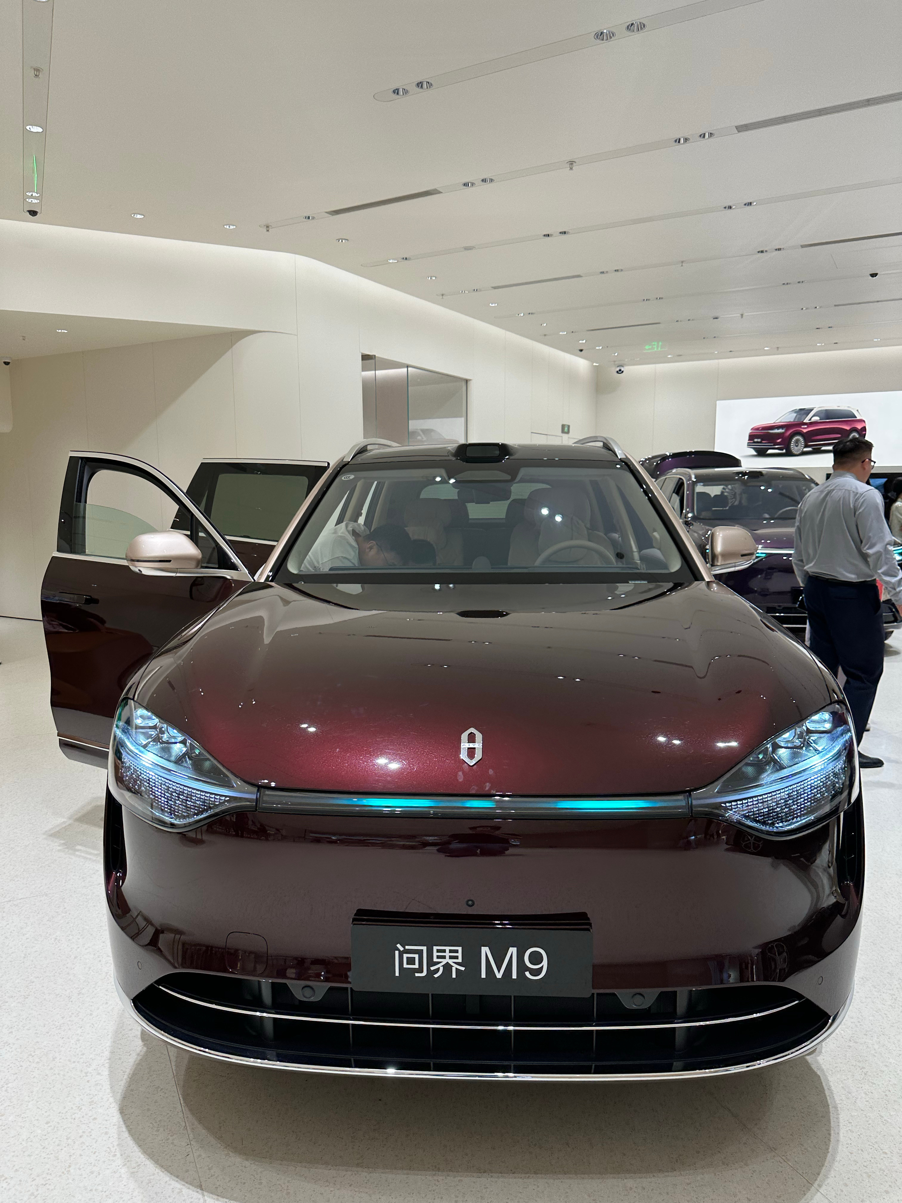 问界M9空间是真的大，我去展厅看的时候，很多都是宝爸或者是中年人在看比较多。年轻