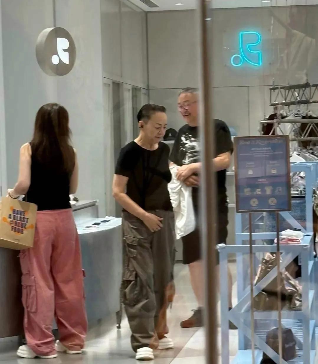 宋丹丹一家三里屯逛街，氛围超有爱🥰有网友在三里屯偶遇宋丹丹一家逛街啦！6