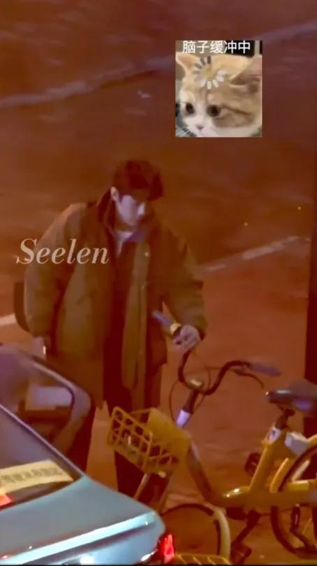 肖战《小城良方》夜拍，刘铮亮下班准备骑共享单车回家，结果自行车突然自己倒了把肖战