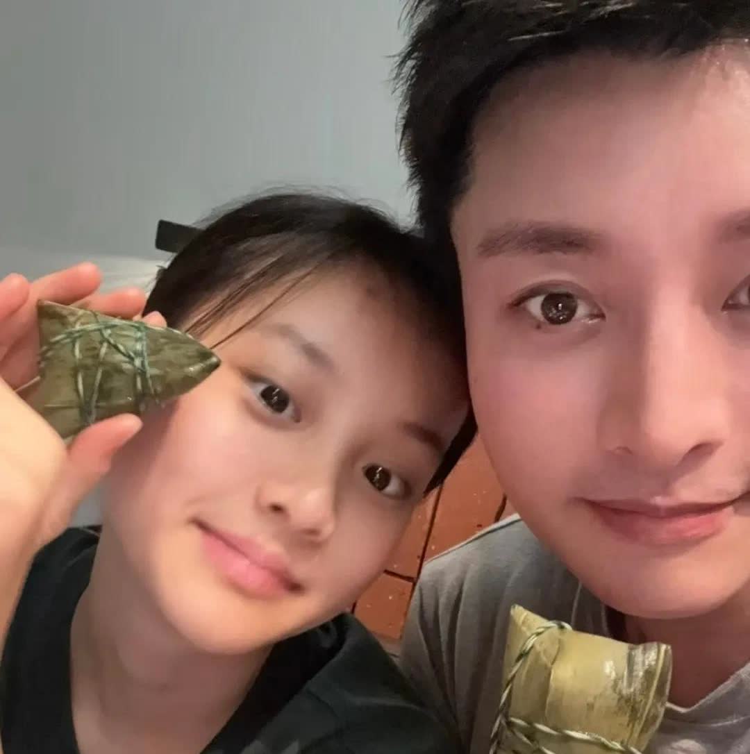贾乃亮把女儿接回家过端午，甜馨和爸爸开心合影，小姑娘长开了，颜值更高了，父女俩眼