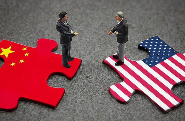 一位自称在中国生活过30多年的美籍华人发文表示“奉劝中国不要和美国硬刚，要不是美