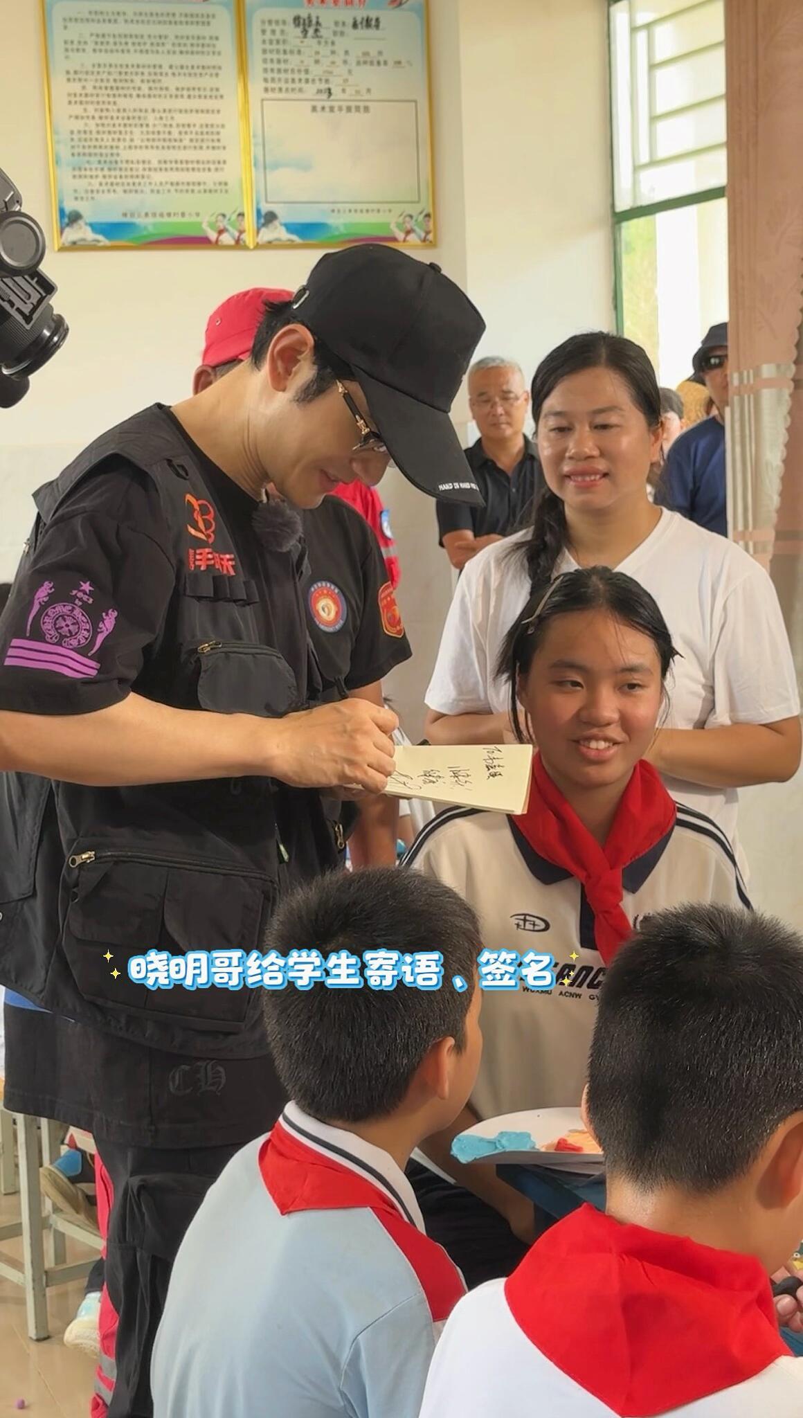 黄晓明参与灾后重建黄晓明做公益口碑拒绝形式化慰问！黄晓明深入受灾一线，亲身投入重