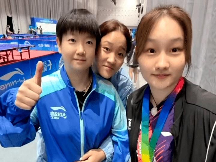 一张合影，热过奖牌。全锦赛刚收官时，孙铭阳晒出和孙颖莎、李雅可的合照，再聚一次