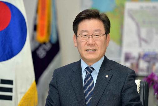 3月16号韩国彻底沸腾了，韩国总统李在明的支持率，连着两周一路猛涨，直接冲到了6