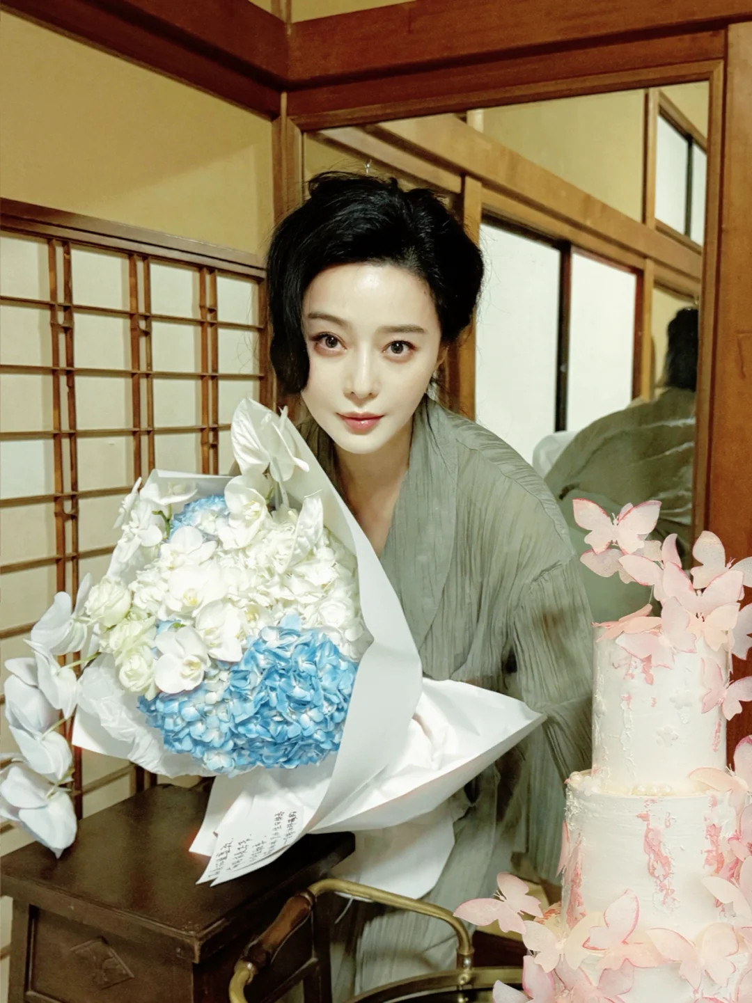 范冰冰在剧组庆祝44岁生日，太漂酿了！！！她现在正在日本拍戏。​​​
