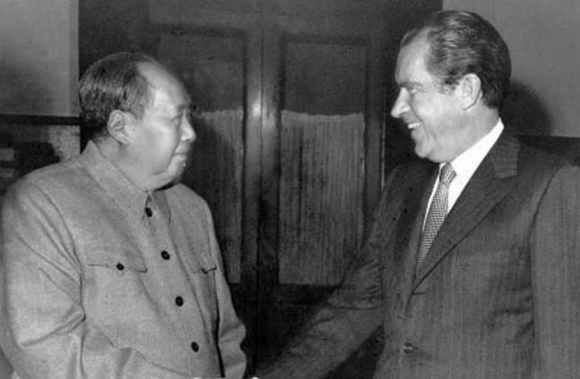 1972年，尼克松访华，毛主席送给他4两茶叶，他嫌礼物太少了，脸色当时就不好看了