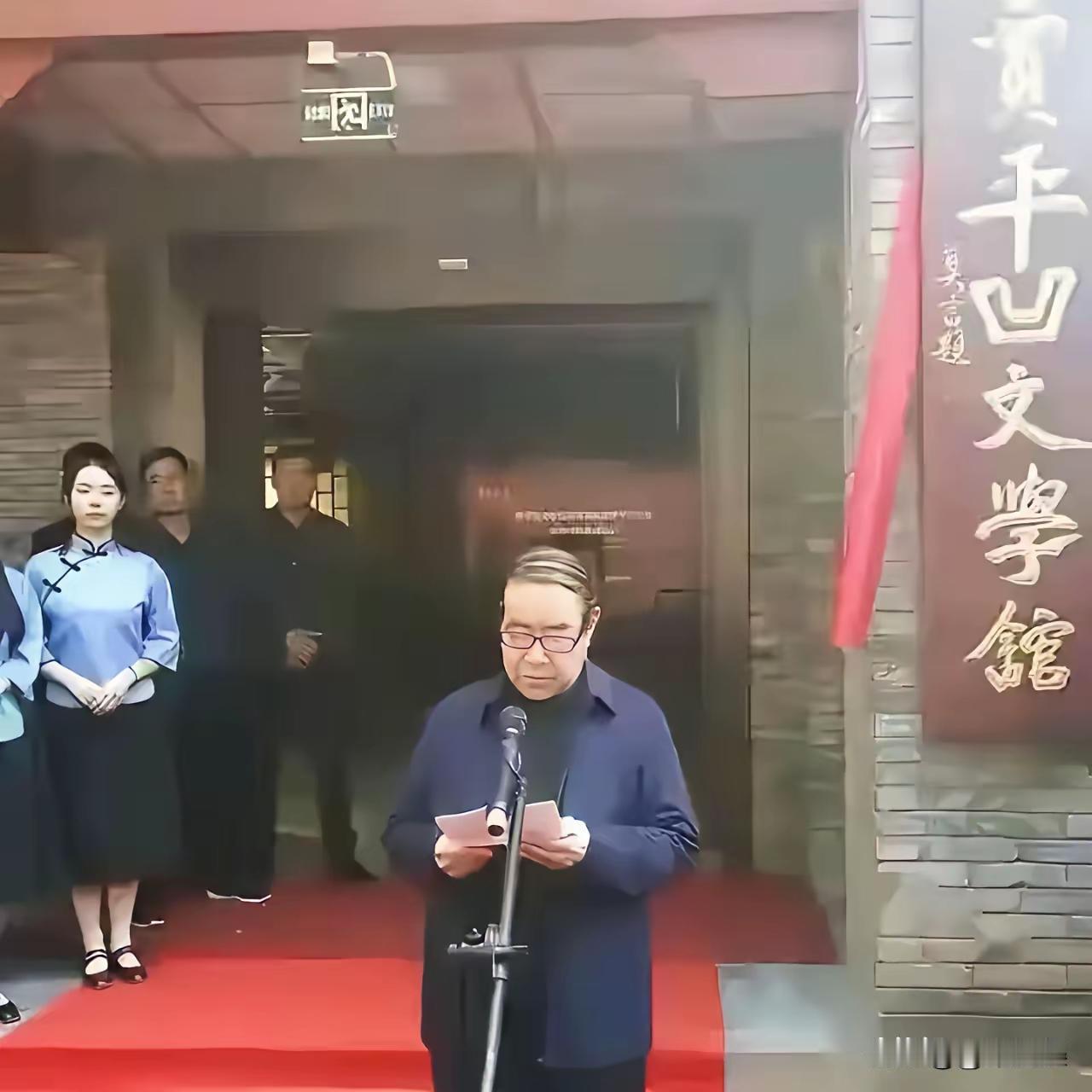 1988年就发过文，在世的人一律不准建个人纪念设施。可贾平凹还在写东西，陕西、