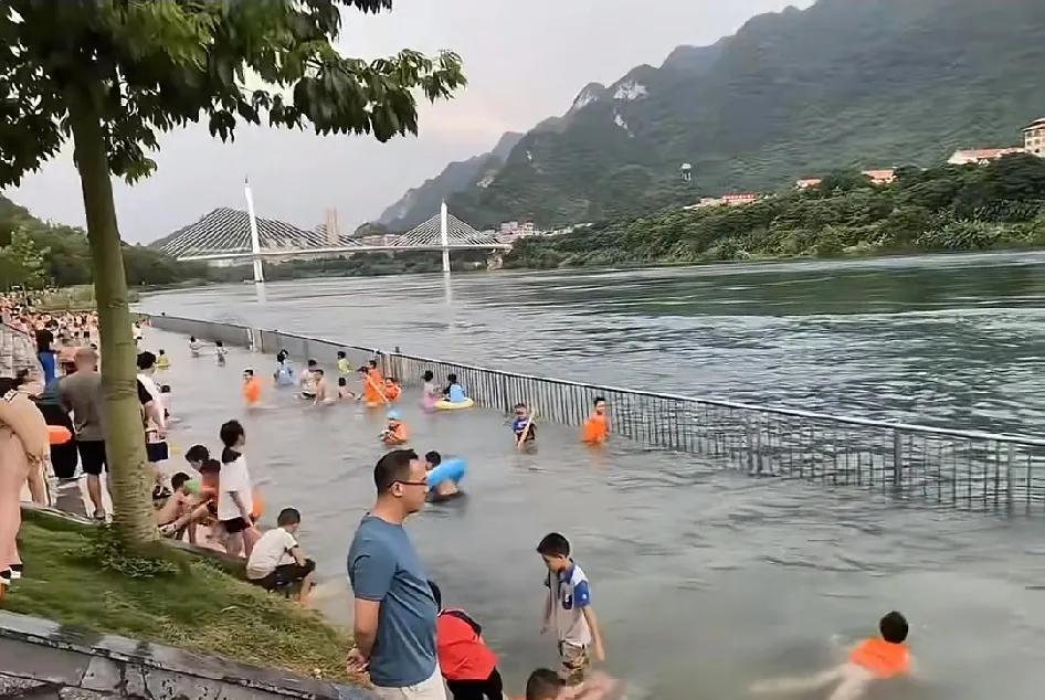真正为老百姓着想的政府已经打好样板了，全国各地可以抄作业了各级政府防溺水，派老