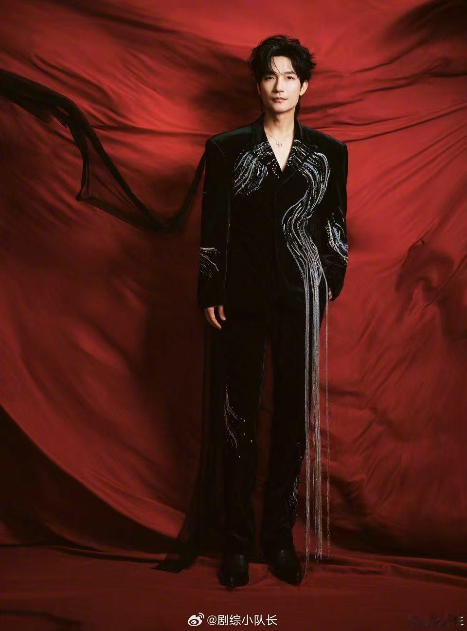 陈楚生国风造型中式美学天花板！墨色西装绣银纹，流苏轻晃自带风骨，陈楚生这造型，