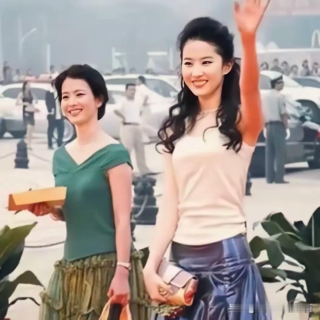 这张母女的合影中，还是妈妈耐看一些，个子虽没有刘亦菲高，但整体气质不一样。妈