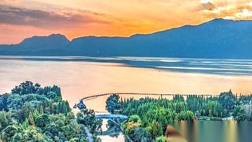 每次看昆明地铁的路线图，都想给规划的人点根烟，问问他，哥们儿，你是不是跟市中心有