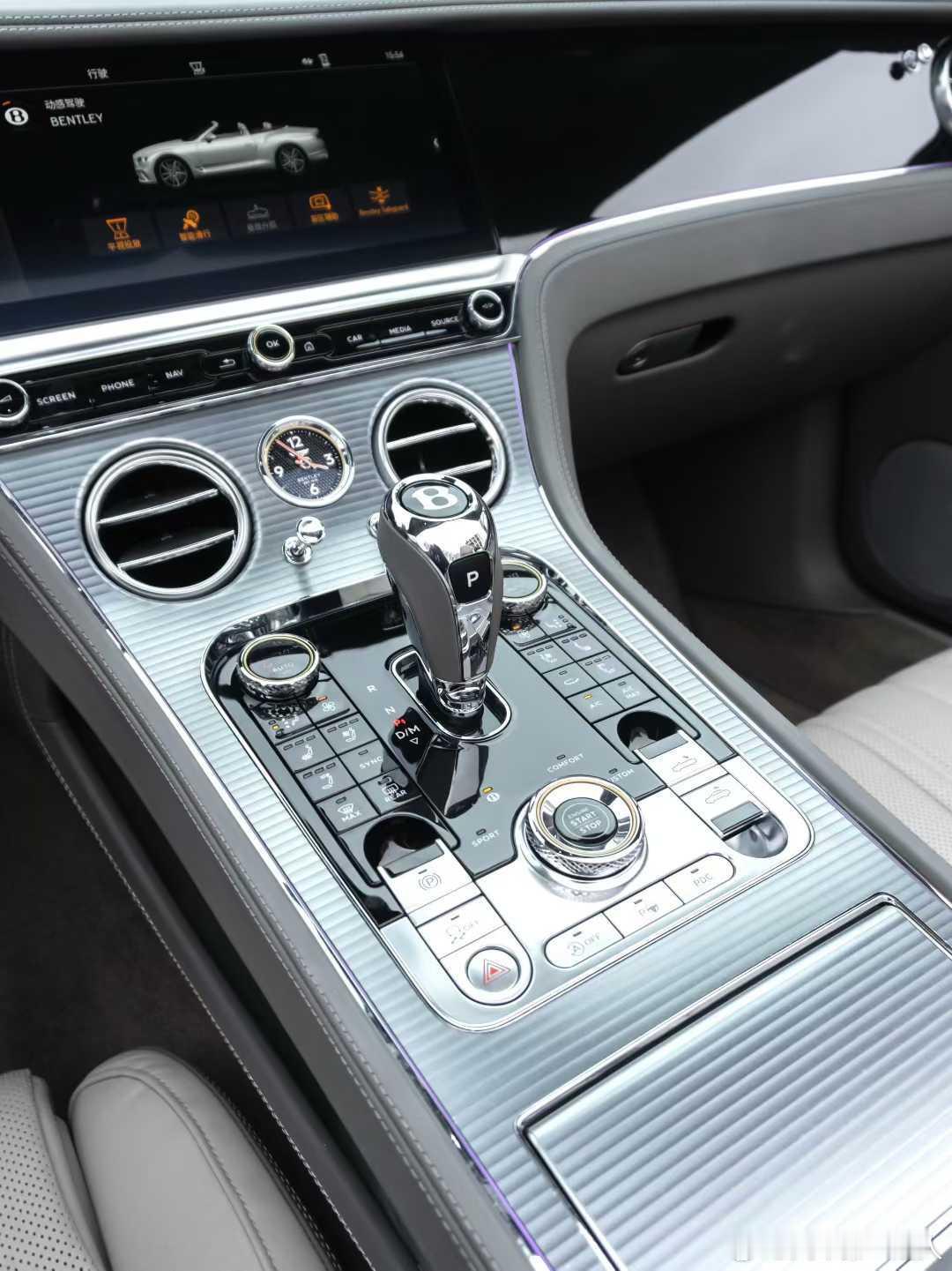 21年宾利欧陆敞篷V8，仅11280公里，定制油漆木兰花白双拼内饰，车衣