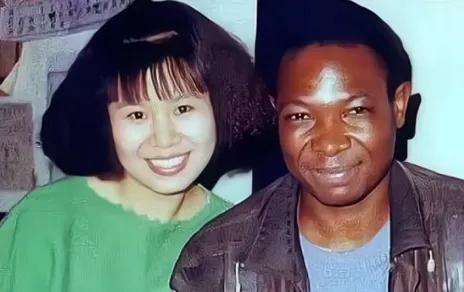 1996年，清华才女王丽红不顾父母的强烈反对，远嫁乌干达男子。25年后，她重返国