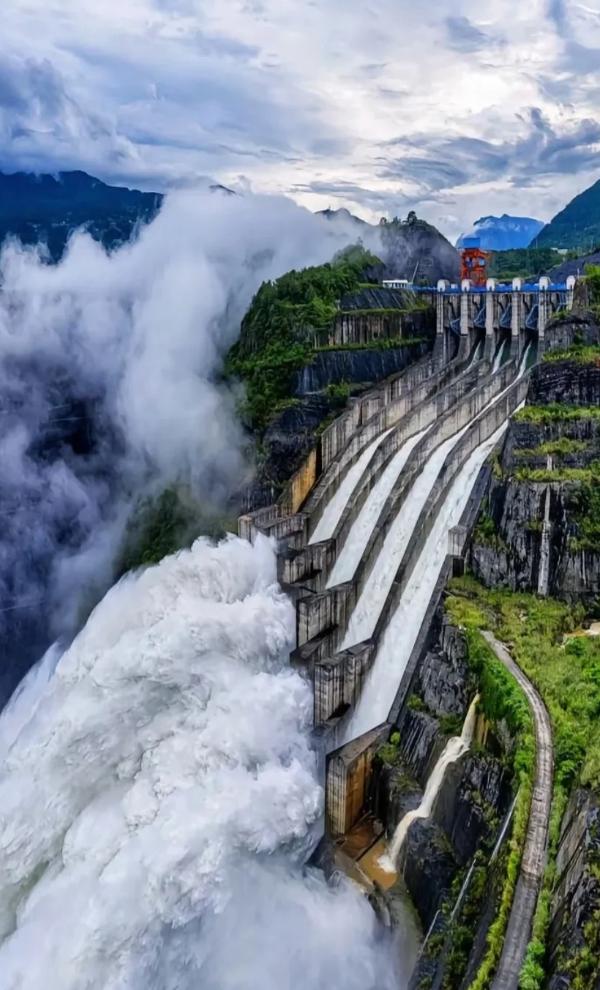 美国NASA研究团队曾发现，三峡大坝工程已造成地球自转轴位移，令地球极点位置移动