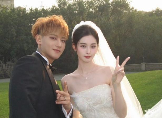黄子韬和徐艺洋偏离轨道太远了俩人的结婚典礼都是全程直播，整个氛围网红风很重，内