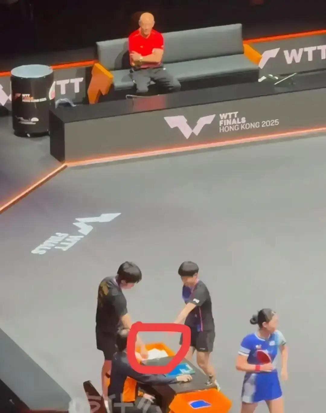 毛巾全白，王楚钦抓瞎，孙颖莎得先当“导航”。这画面好笑，也扎心：世界级赛事
