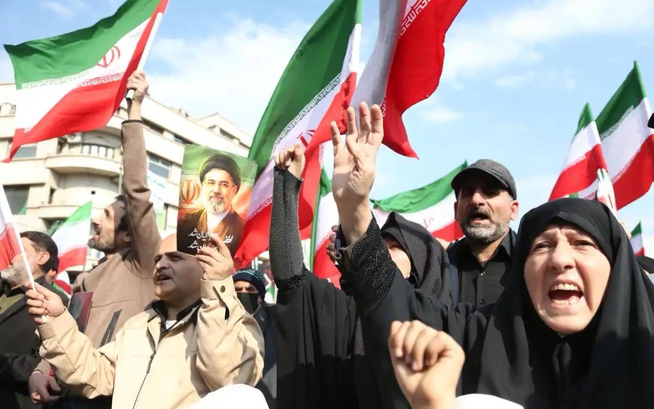 昨天下午回家，看见平时冷冷清清的加油站突然排起了长队，现在电车多了，难得家门口