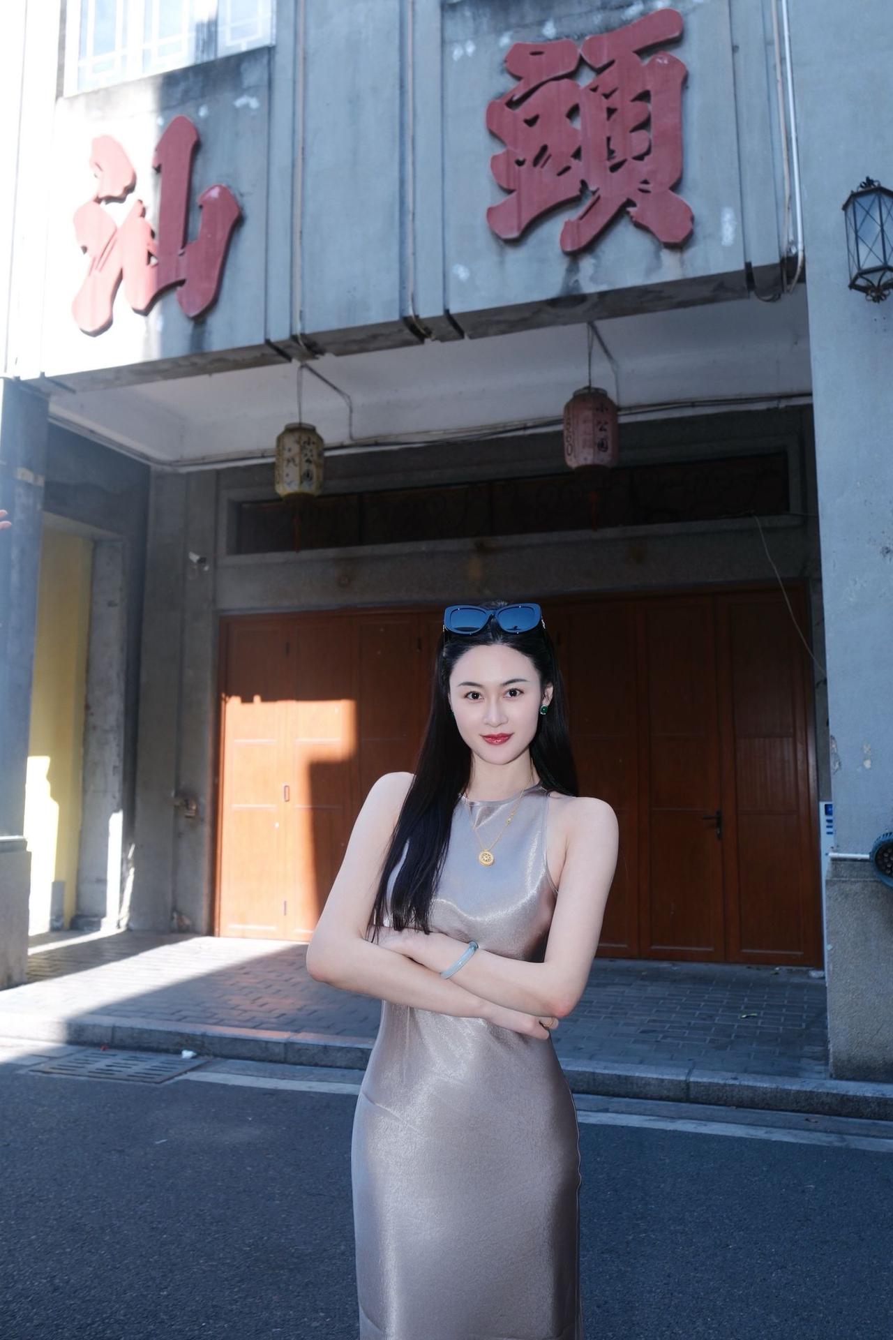 优雅街拍，复古建筑前，时尚连衣裙，微笑动人