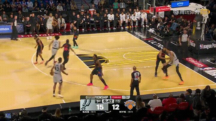 在今天进行的马刺和尼克斯的NBA杯决赛中，发生了让人瞠目结舌的一幕。当时比赛进行