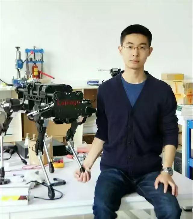 一觉醒来，浙江大学和上海大学都沉默了，当年王兴兴因英语差被浙大拒之门外，于是去了