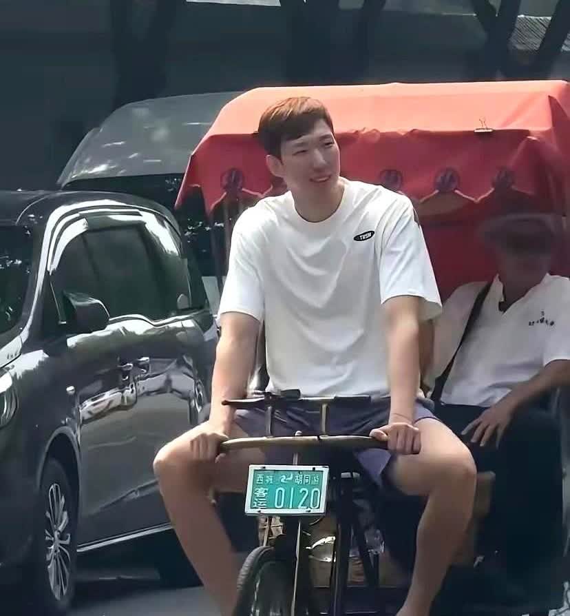 周琦最大的本事，早就不在篮球场上了。你以为他在打球？哥们，人家在给自己和