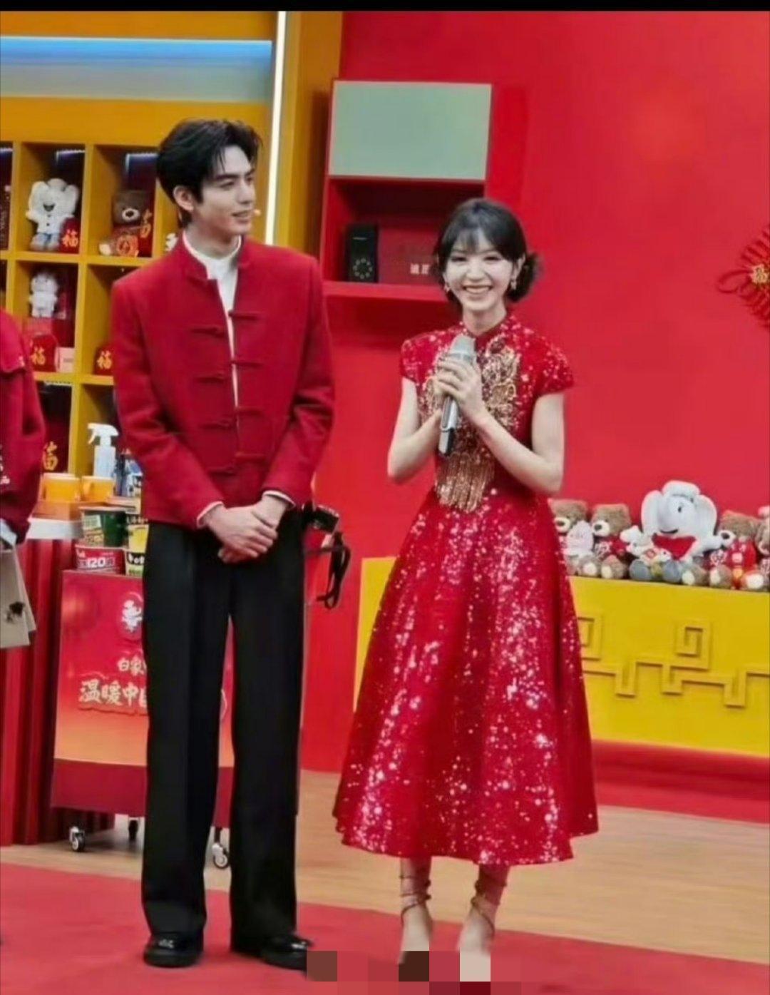 春晚同框甜度超标！田曦薇宋威龙红装亮相，网友喊话：速速合作一部剧！央视春晚