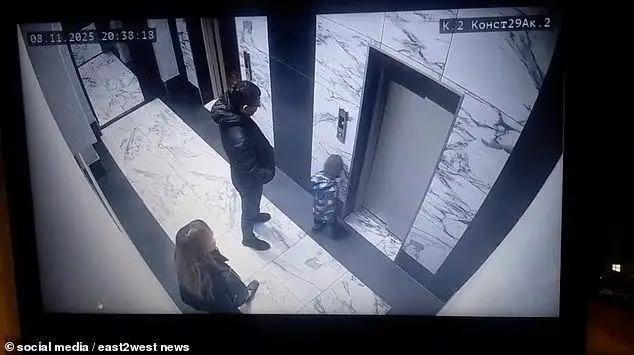 一小男孩电梯坠落就在那一瞬间，时间仿佛停滞了。男孩跌入黑暗的电梯井底，父亲的心