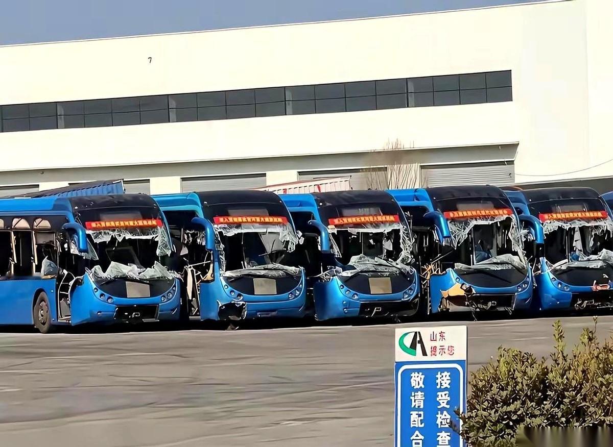 眼睁睁看着那台还能跑的老伙计，就这么被一只大铁爪子按住了。我隔着屏幕都仿佛听见