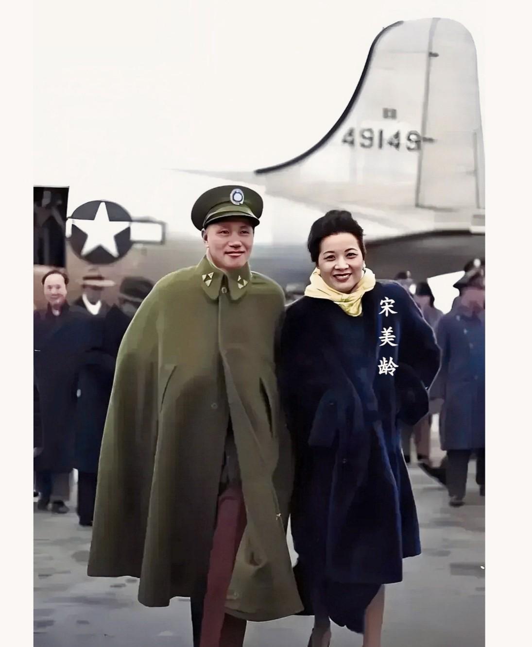 这才是1947年49岁宋美龄在延安机场的真实貌相，这并非演戏，也不是电视剧里演员