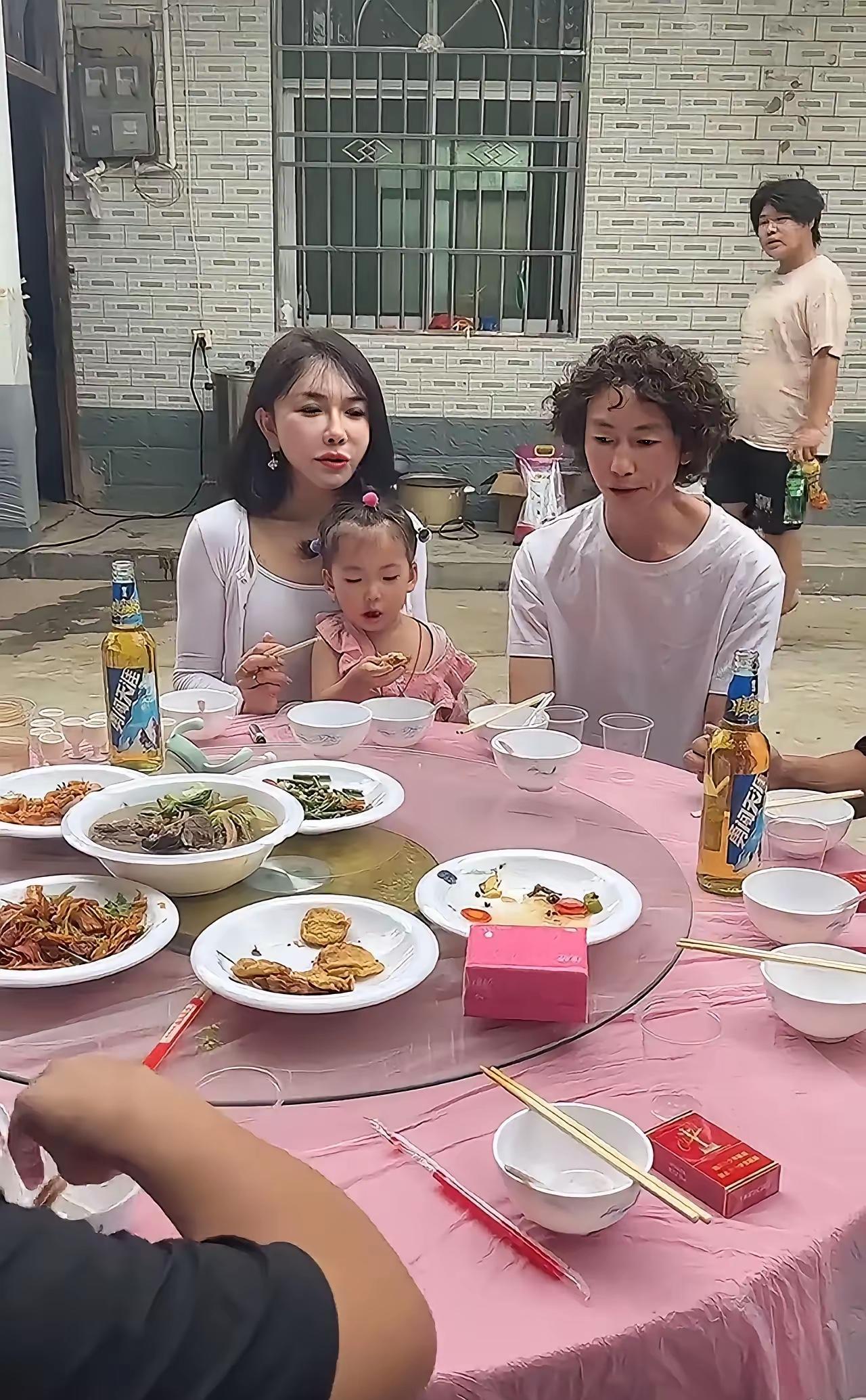 这酒席庞麦郎都没怎么吃啊，杯子和碗都是空的呀！不过也确实提不起兴趣，如此重量级的